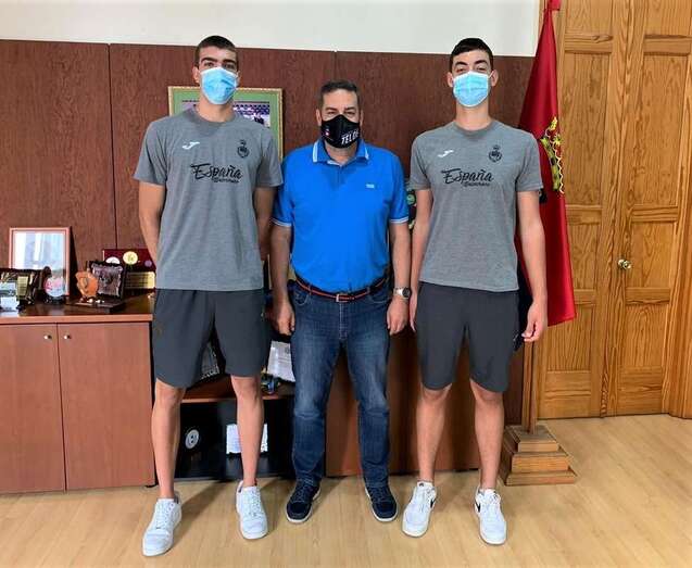 El concejal Diego Ojeda (C) en una reciente recepción a Ezequiel (d) Conde y Marko Ojeda/TA.